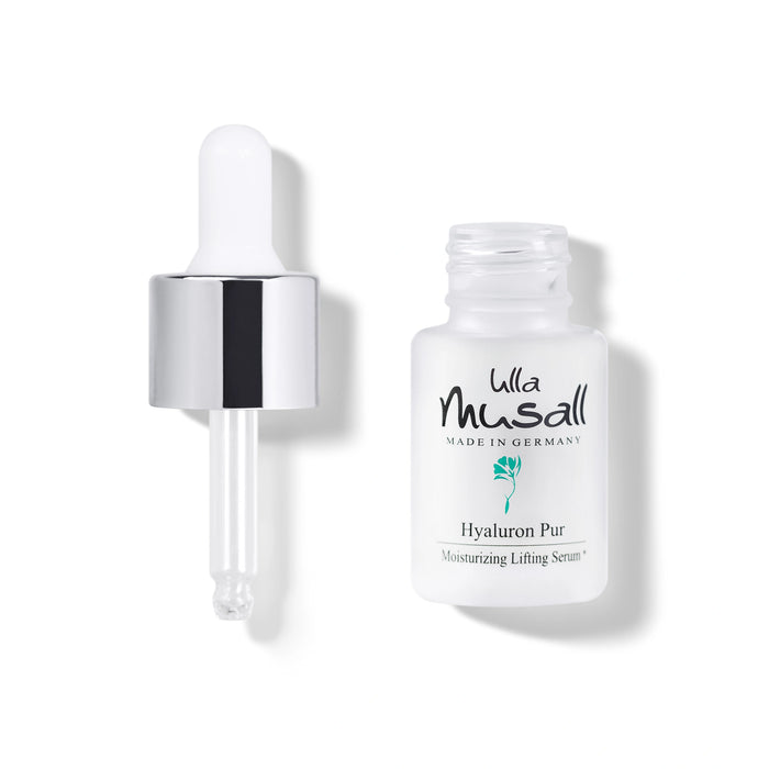 Still-Life-Produktfotografie des Hyaluron Pur Serums von Ulla Musall Beauty. Kleine Glasflasche mit Pipette auf weißem Hintergrund, minimalistisch und hochwertig präsentiert.