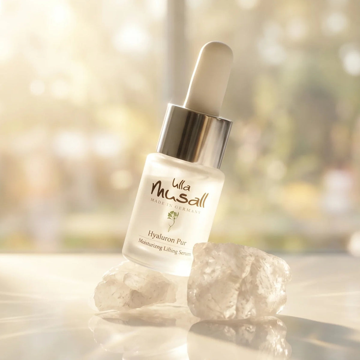 still life hyaluron serum flasche auf steinen
