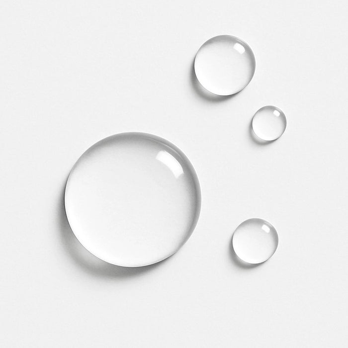 Still-Life: klare Serum-Tropfen auf hellem Untergrund, Produktfotografie
