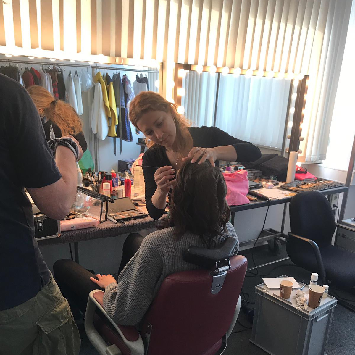 Ulla Musall Hair Make-up Artist am Set vor Spiegel